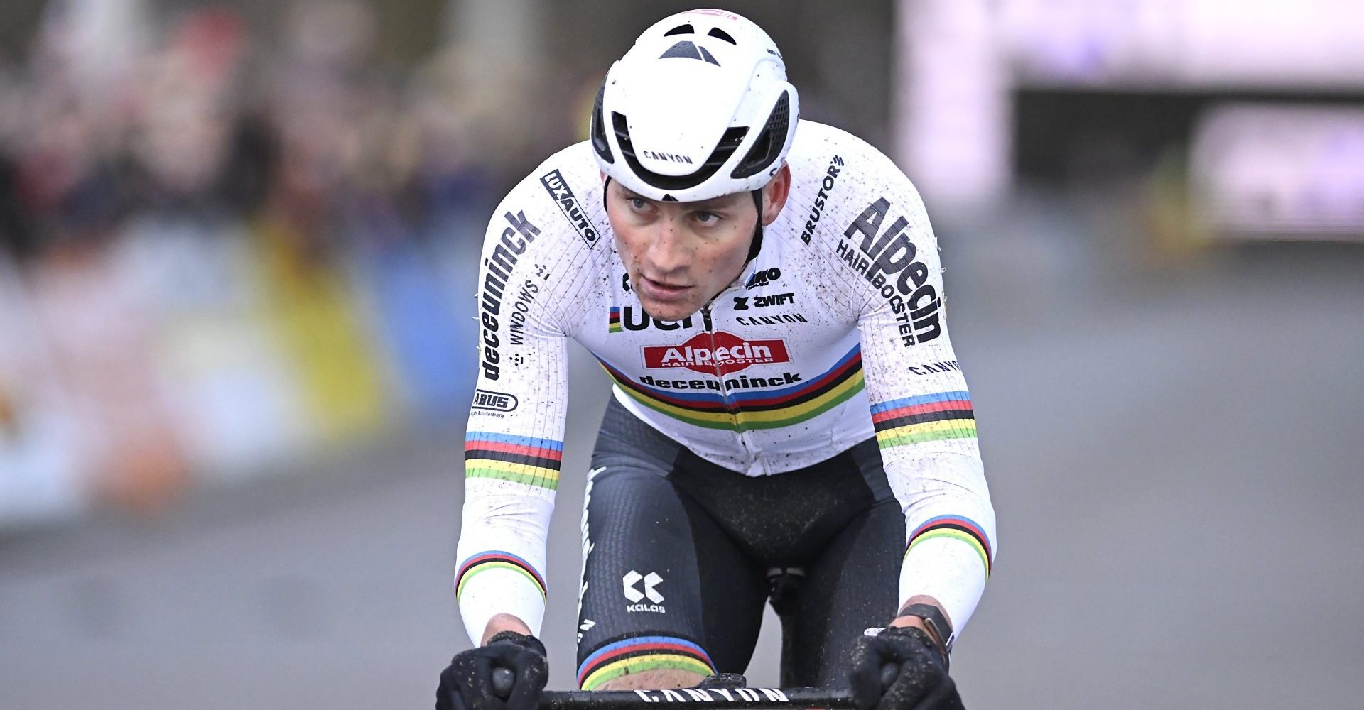 Mathieu van der Poel arriveert in minibusje met MVDP nummerplaat