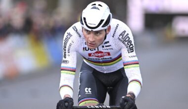 Mathieu van der Poel arriveert in minibusje met MVDP nummerplaat