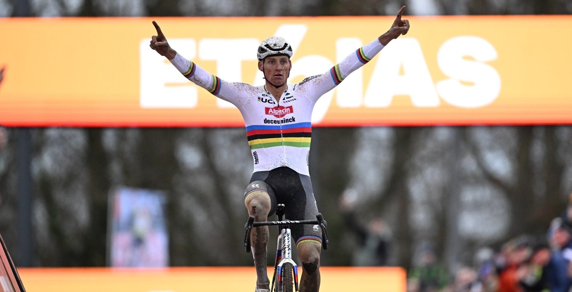 Mathieu van der Poel wint Wereldbeker Namen na spannende strijd