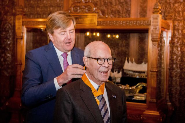 Hans van Manen ontvangt een eremedaille uit handen van koning Willem-Alexander in februari 2018.