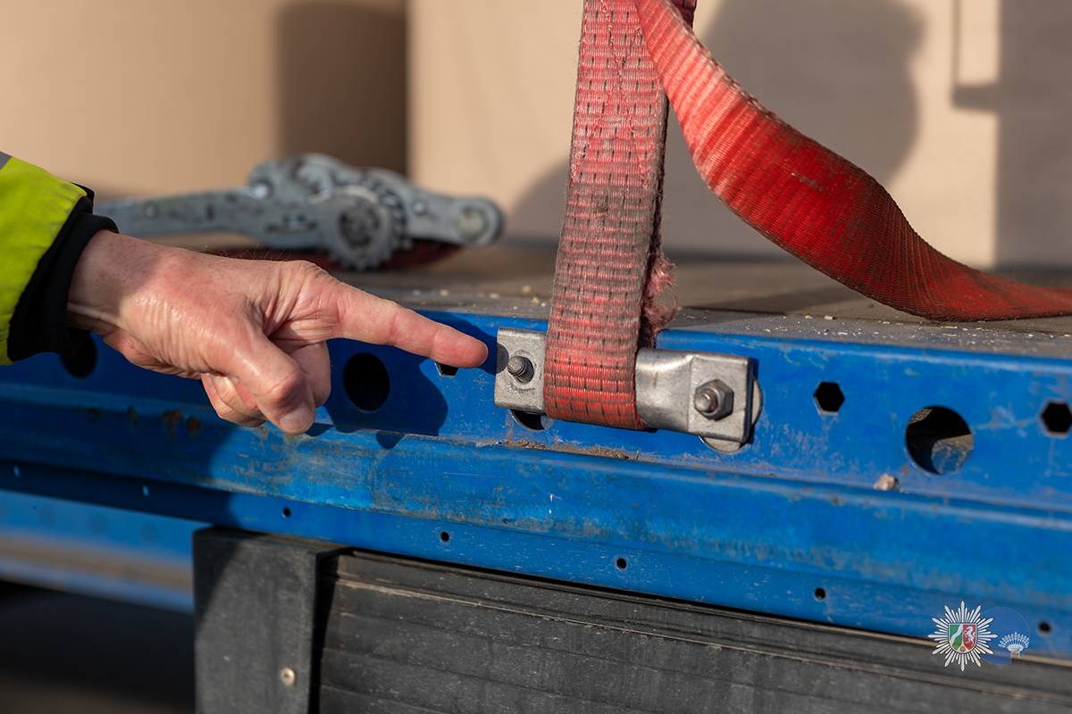 Grote politiecontrole in Wesel: tientallen overtredingen bij vracht- en personenvervoer [+foto’s]