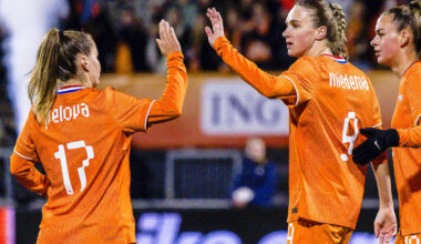 Vivianne Miedema met haar vlechtje juicht na een treffer.