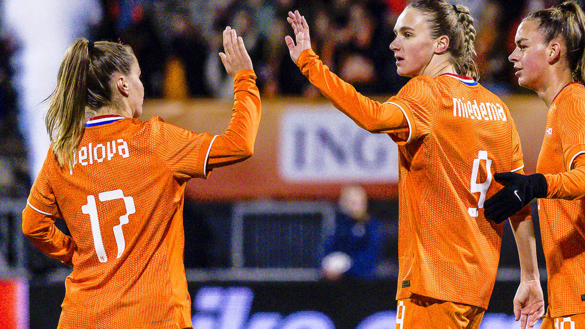 Vivianne Miedema met haar vlechtje juicht na een treffer.