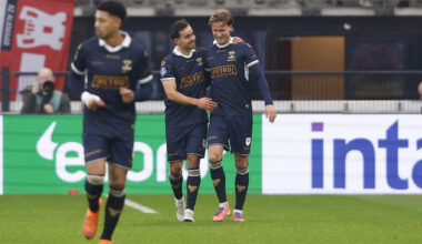 Melle Meulensteen heeft voor de 0-1 gezorgd en wordt gefeliciteerd door Mats Deijl.