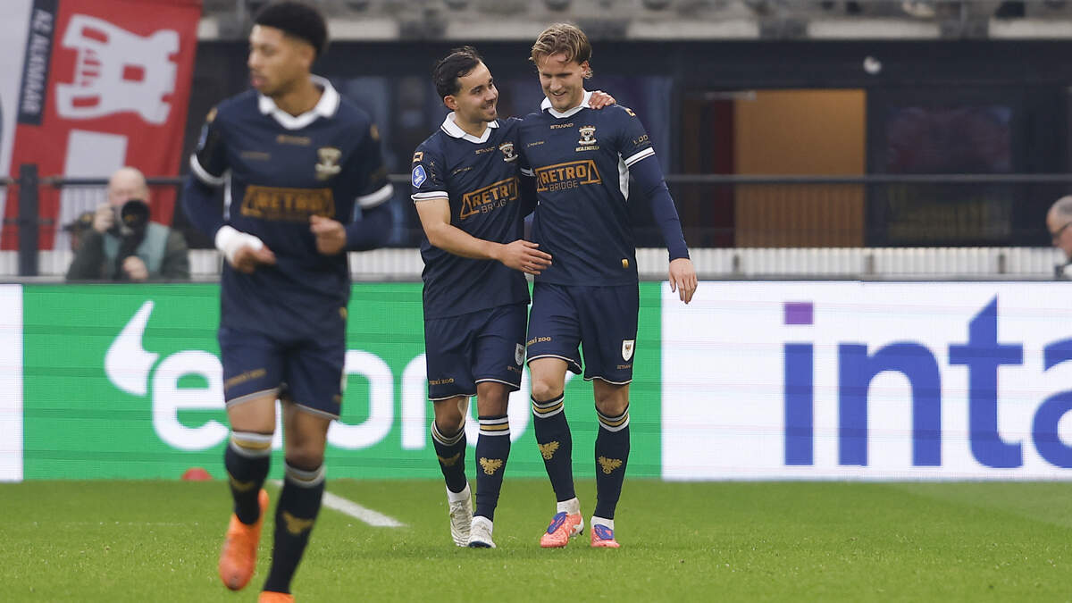 Melle Meulensteen heeft voor de 0-1 gezorgd en wordt gefeliciteerd door Mats Deijl.