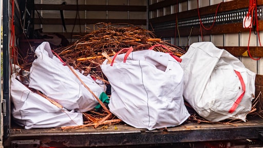 Vrachtwagen vol gestolen koper ontdekt na tip omwonenden, vier mannen opgepakt