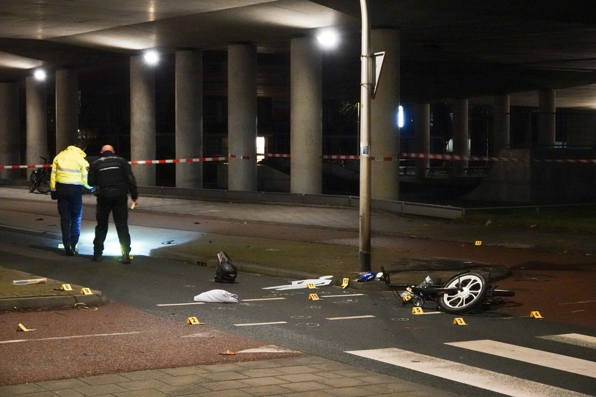 Politie zoekt doorgereden automobilist na aanrijding Sliedrecht; achtergelaten jongen (17) zwaargewond