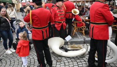 knokken tegen fanfares voor kienkaarten