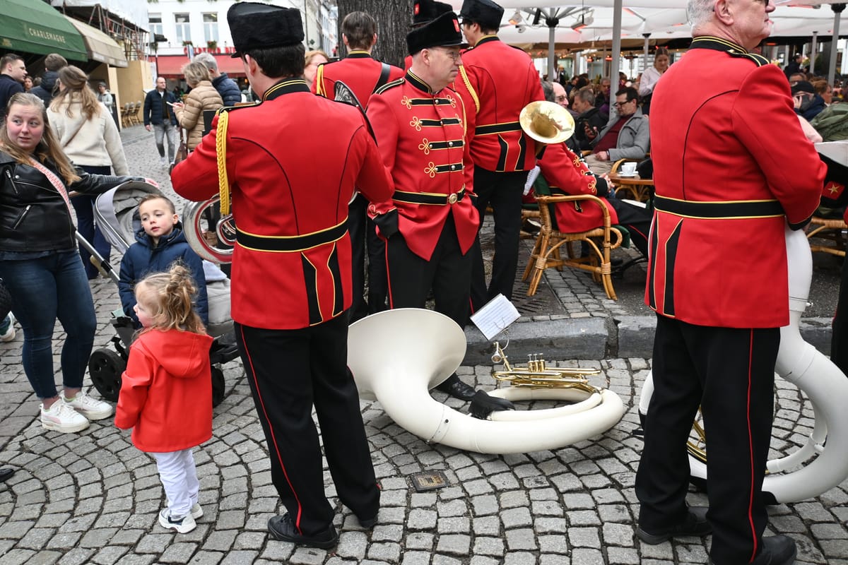 knokken tegen fanfares voor kienkaarten