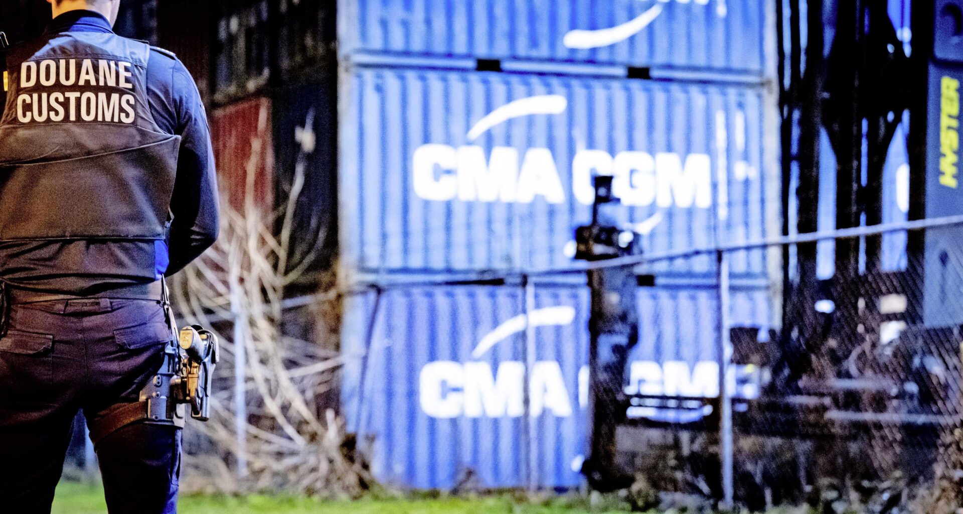 De douane controleert een containerterminal in de haven van Rotterdam.