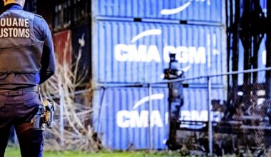 De douane controleert een containerterminal in de haven van Rotterdam.