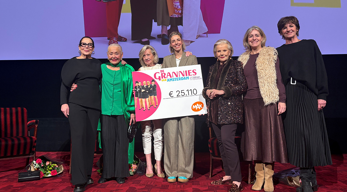 De Grannies van Amsterdam en Martine van Os overhandigen een cheque.