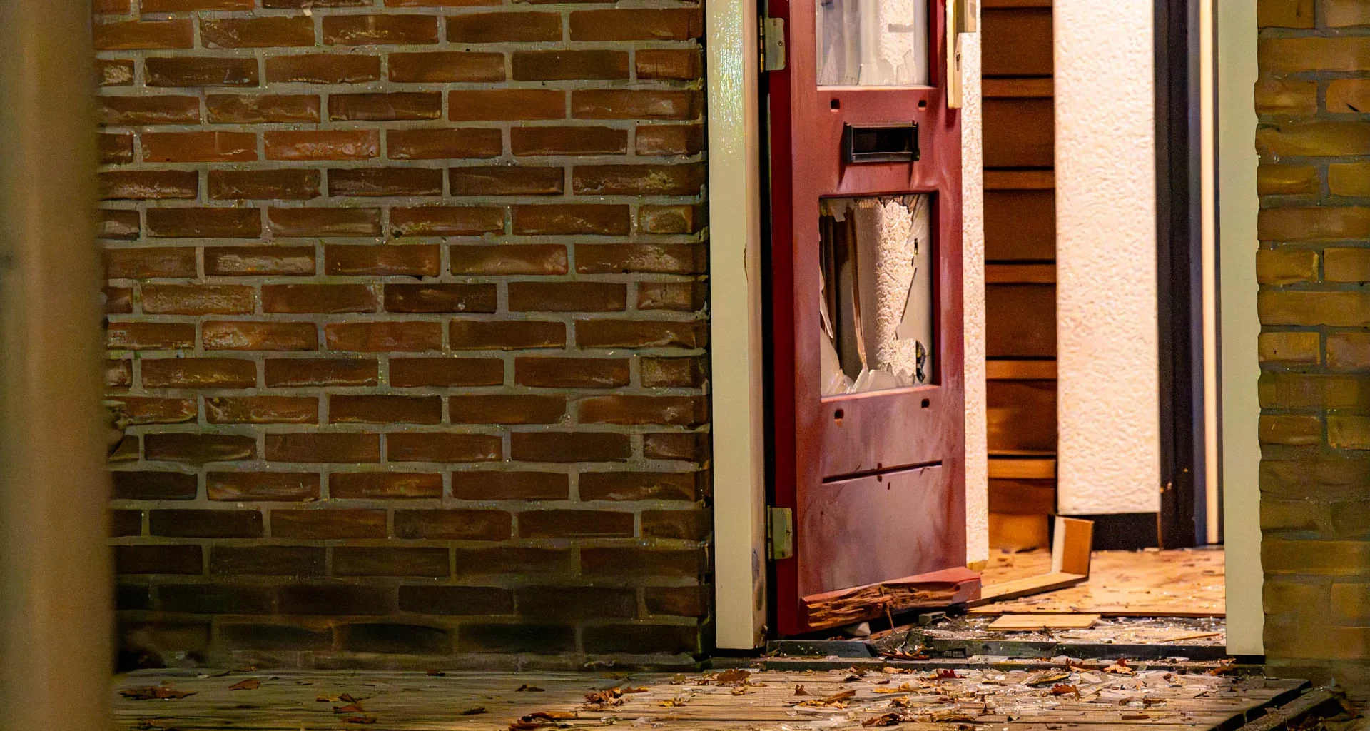 Explosief ontploft bij voordeur van woning aan Gouwe in Deurne; knal tot in Helmond te horen