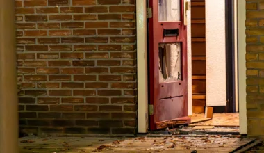 Explosief ontploft bij voordeur van woning aan Gouwe in Deurne; knal tot in Helmond te horen