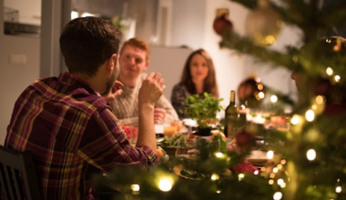 Waarom we het gevoel van ‘gezellig moeten doen’ ervaren tijdens de feestdagen