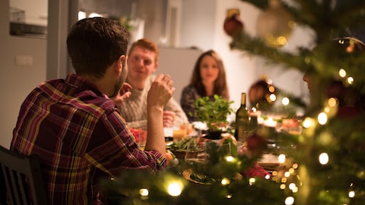 Waarom we het gevoel van ‘gezellig moeten doen’ tijdens kerst ervaren 