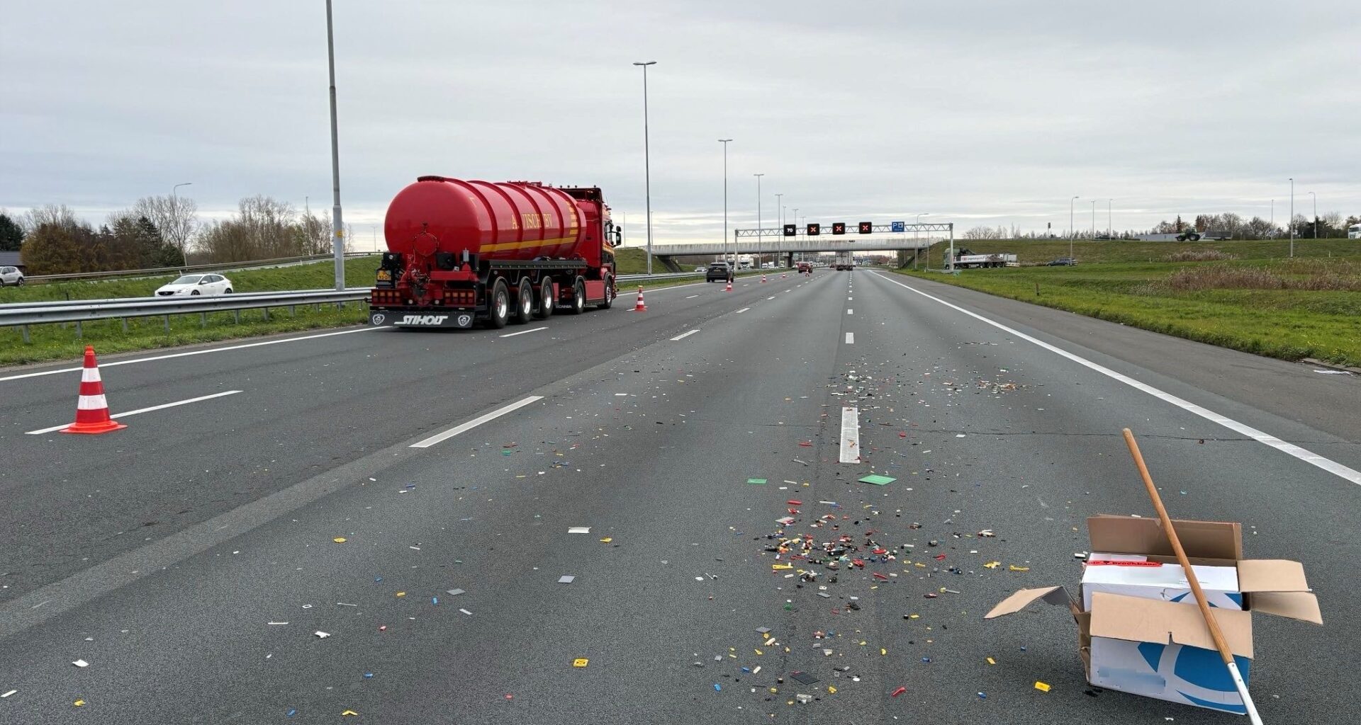 De A2 richting Den Bosch ter hoogte van afrit Culemborg lag maandagmiddag bezaaid met LEGO-blokjes.