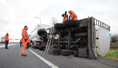 Vrachtwagen aanhanger kantelt op A20 bij Maasdijk