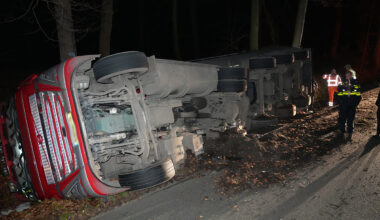 Vrachtwagen met melk kantelt in sloot in Voorst: weg urenlang afgesloten