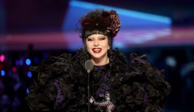 Lady Gaga legt show stil na val danser van podium: 'Gaat goed met me'