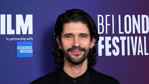 Volgens Ben Whishaw moeten gays op 'hetero-manier sexy zijn' voor succes: 'Je moet conformeren'