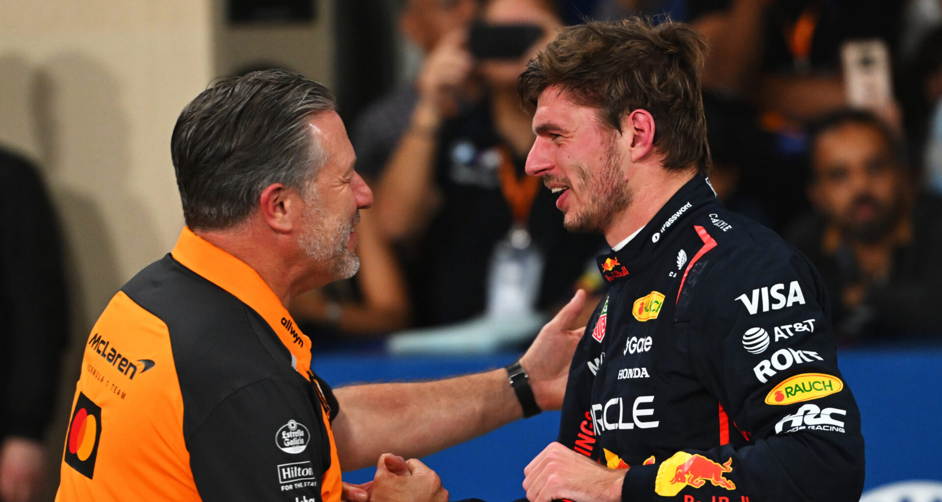 Zak Brown waakzaam voor 'slimme' Verstappen: 'Hij heeft het weer geflikt'