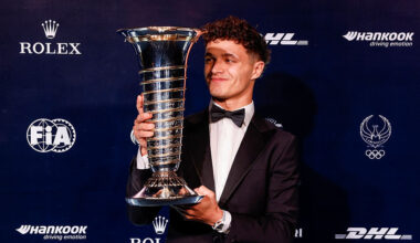 Lando Norris ontvangt felicitaties van afwezige Max Verstappen tijdens FIA-gala