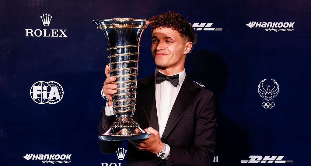 Lando Norris ontvangt felicitaties van afwezige Max Verstappen tijdens FIA-gala