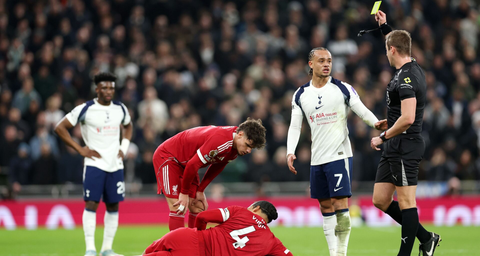 Xavi Simons spreekt zich op Instagram uit over rode kaart na overtreding op Virgil van Dijk