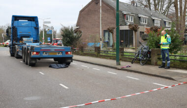 Fietsster zwaargewond bij ongeval met vrachtwagen in Grave