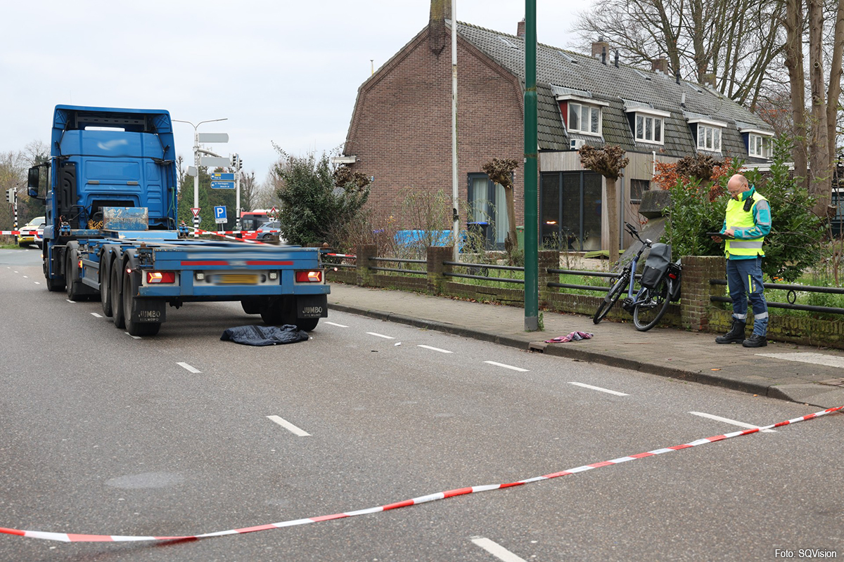 Fietsster zwaargewond bij ongeval met vrachtwagen in Grave