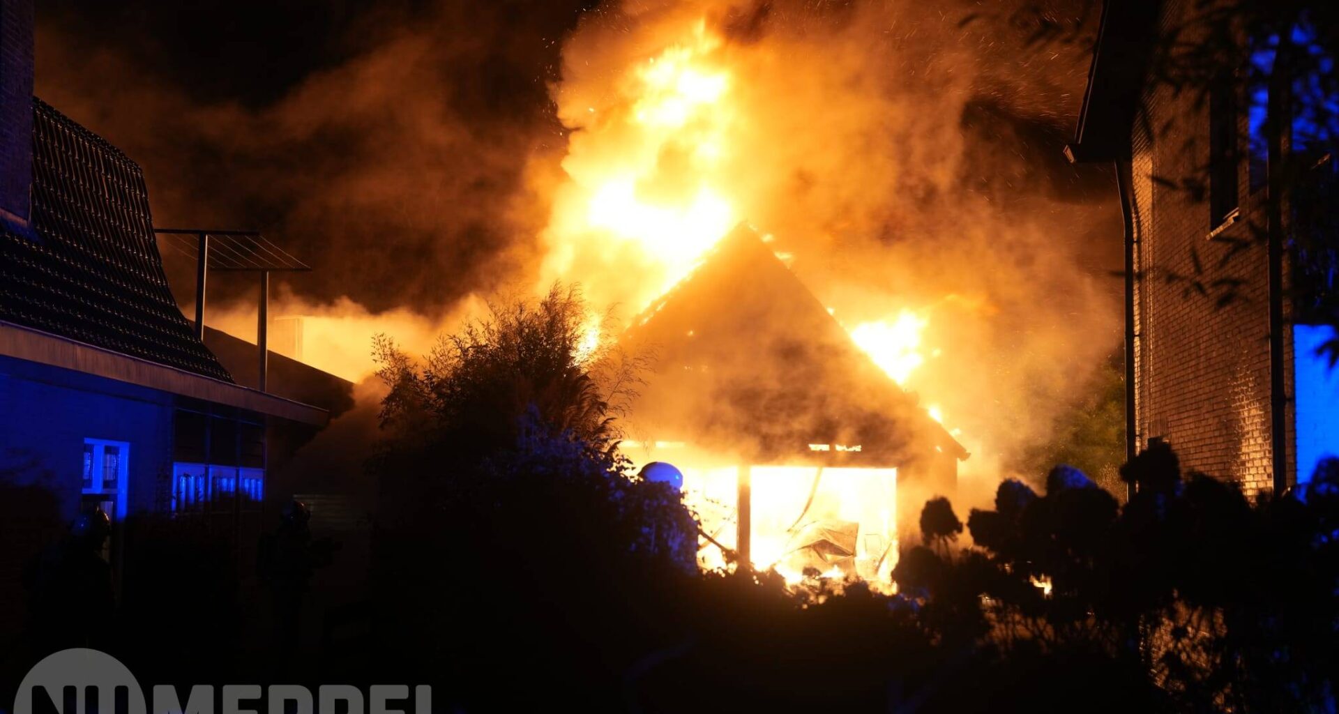 Grote brand in garage op Westerstouwe in Meppel