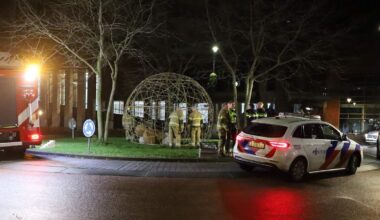 Een man is afgelopen weekend door een grote kerstbal gevallen op een rotonde in Uden (Noord-Brabant).