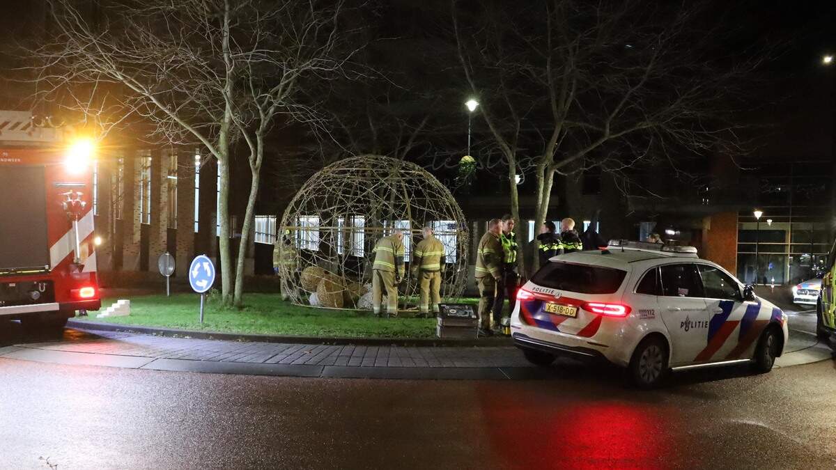 Een man is afgelopen weekend door een grote kerstbal gevallen op een rotonde in Uden (Noord-Brabant).