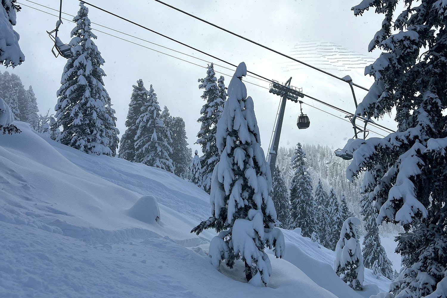 skiër stikt na val in diepe poedersneeuw