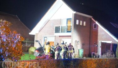 Drie gewonden bij eenzijdig ongeval in Zuidveen, auto vliegt in brand