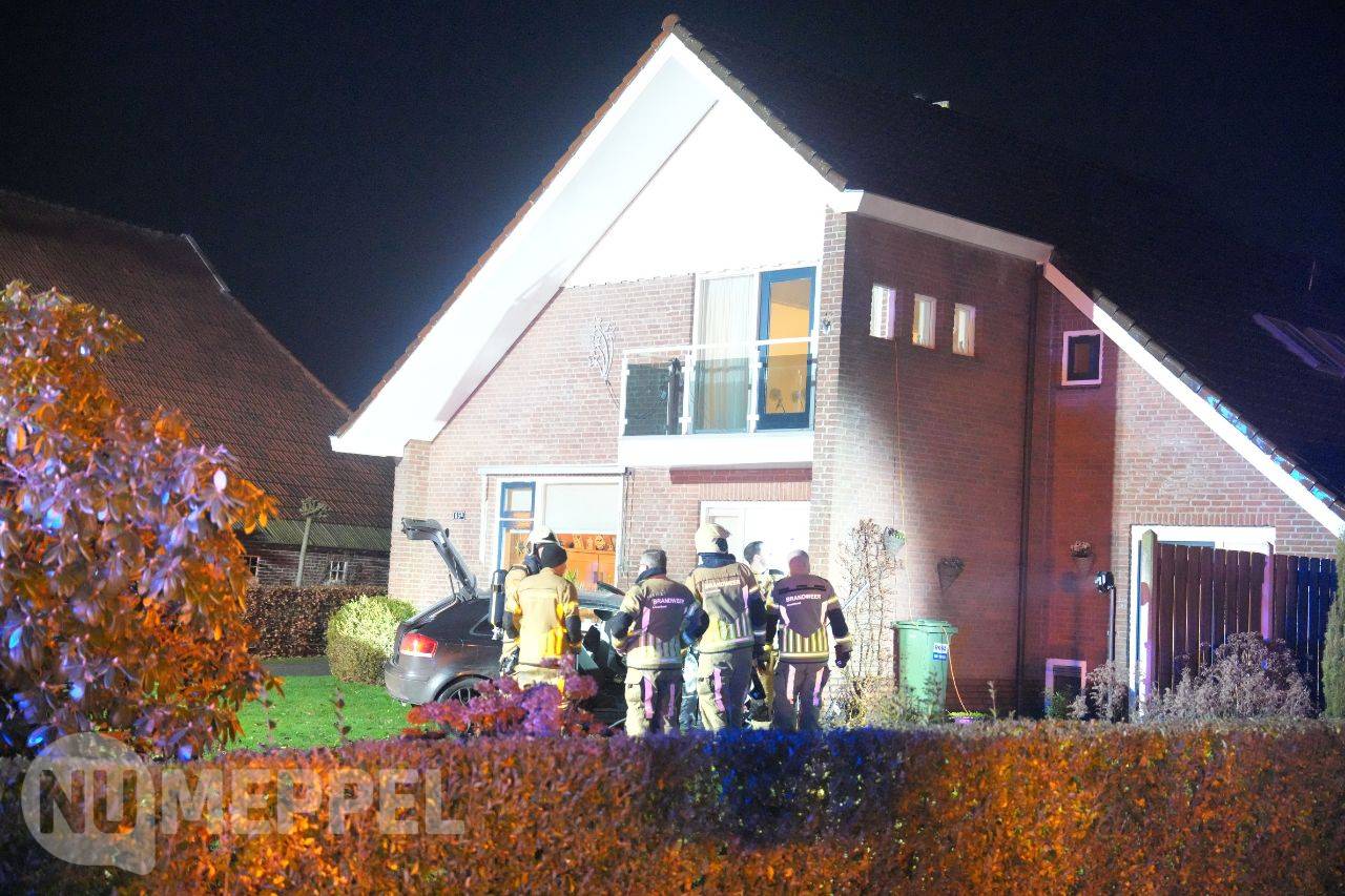 Drie gewonden bij eenzijdig ongeval in Zuidveen, auto vliegt in brand