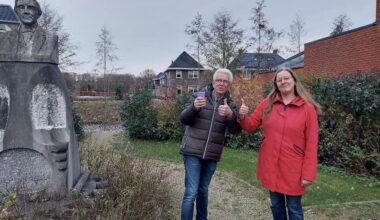 Kinderen geven borstbeeld G.J. ten Cate nieuwe betekenis in Eibergen -