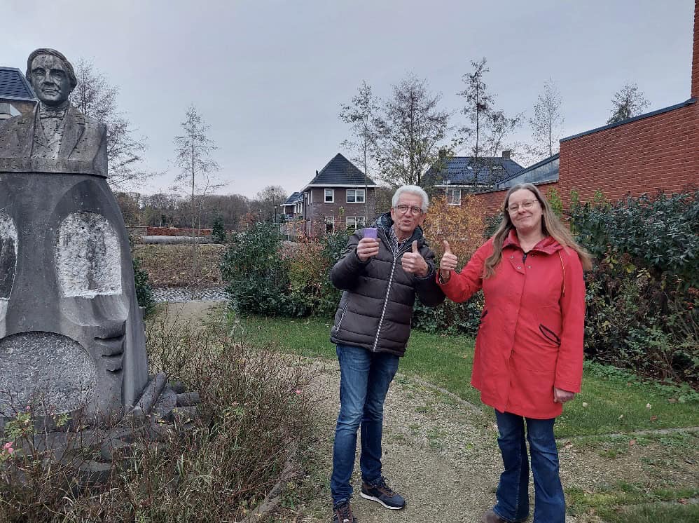 Kinderen geven borstbeeld G.J. ten Cate nieuwe betekenis in Eibergen -