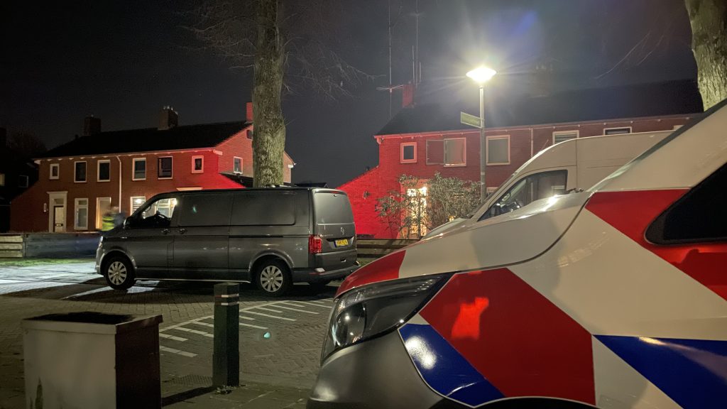 Grootschalige inval bij woning Koninginnelaan Stadskanaal: twee personen aangehouden