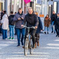 winkel straat winkelen mensen mens binnenstad stad fiets fietsen