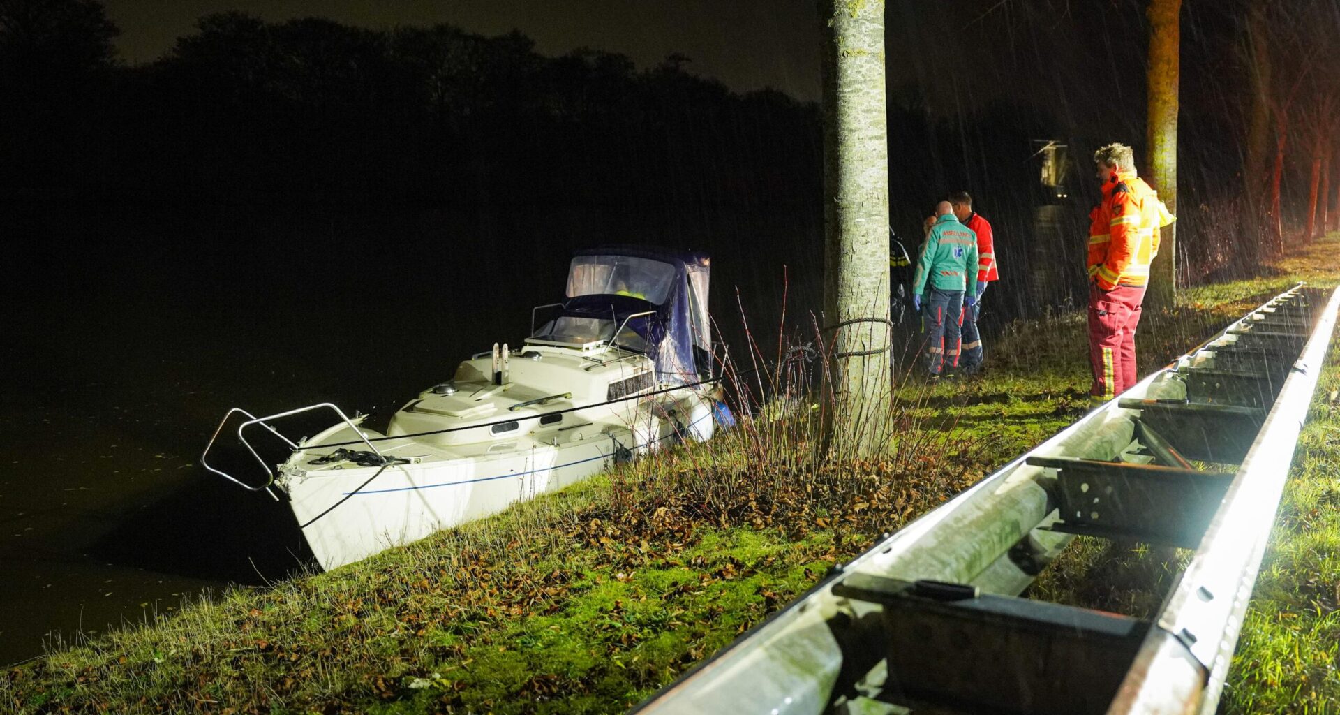 Schip en pleziervaartuig botsen op Van Starkenborghkanaal bij Groningen