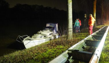 Schip en pleziervaartuig botsen op Van Starkenborghkanaal bij Groningen