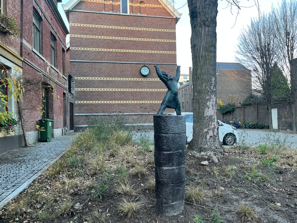 Beeld Charles Eyck is terug op zijn plek