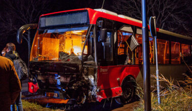 Een auto botste frontaal op een stadsbus in Steenbergen.