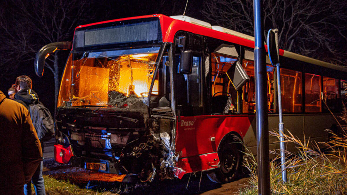 Een auto botste frontaal op een stadsbus in Steenbergen.
