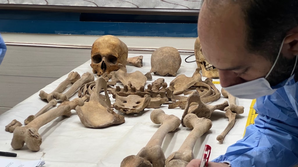 Aamer Al-Saraqiby aan het werk in het forensisch lab