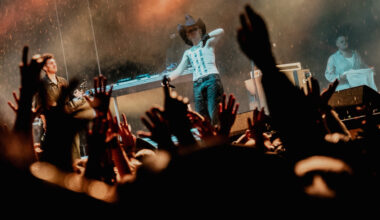 Joost Klein kent grote successen in het buitenland en kondigt eigen wereldtournee aan