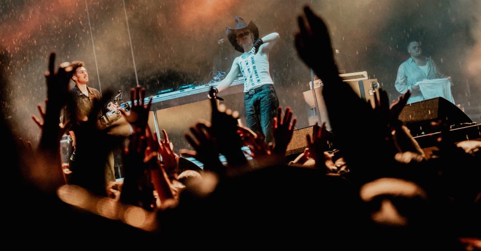 Joost Klein kent grote successen in het buitenland en kondigt eigen wereldtournee aan