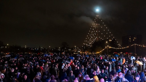 Kerstperiode ingeluid met oh's en ah's bij ontsteken grootste kerstboom Nederland